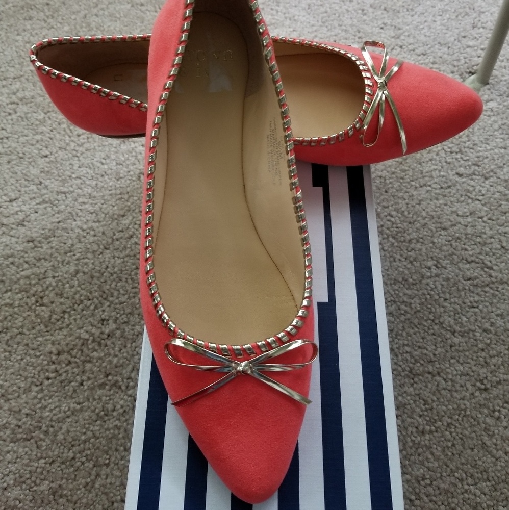 NEW in box Crown & Ivy coral and gold flats